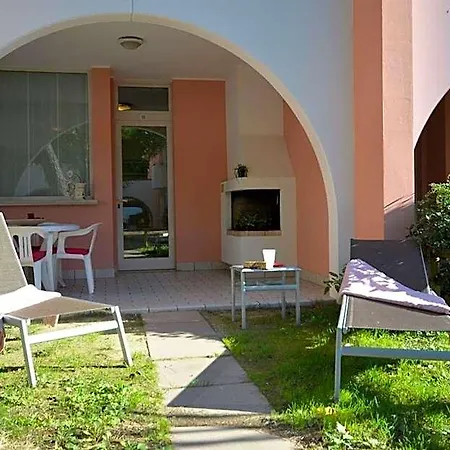 Spacious And Comfortable With Garden And Outdoor Pool Hotel *