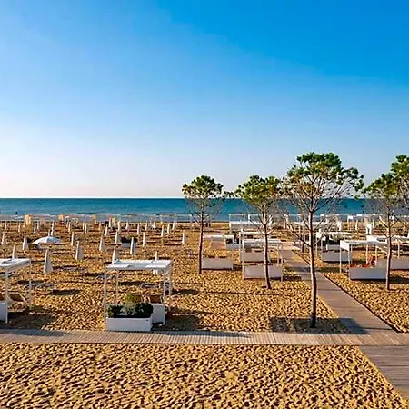 Spacious And Comfortable With Garden And Outdoor Pool Bibione