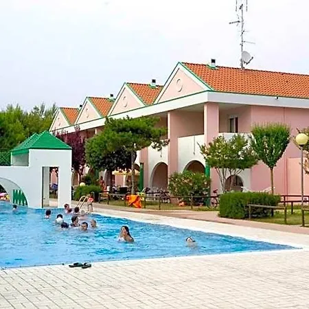 Spacious And Comfortable With Garden And Outdoor Pool