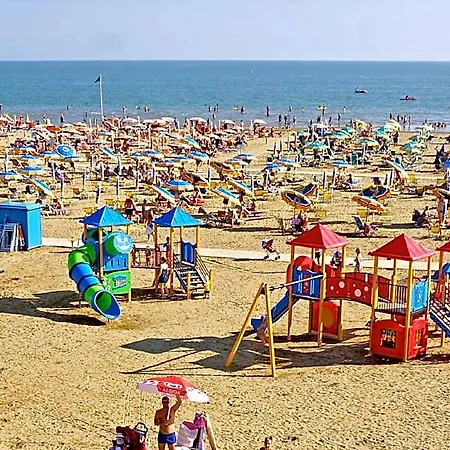 Hotel Spacious And Comfortable With Garden And Outdoor Pool Bibione