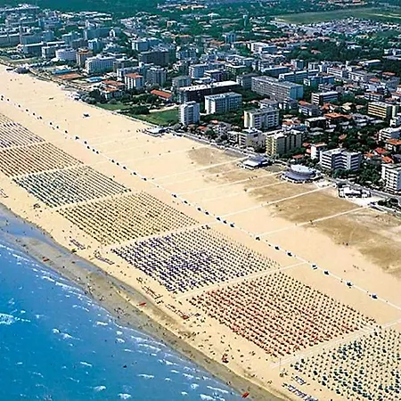 Hotel Spacious And Comfortable With Garden And Outdoor Pool Bibione